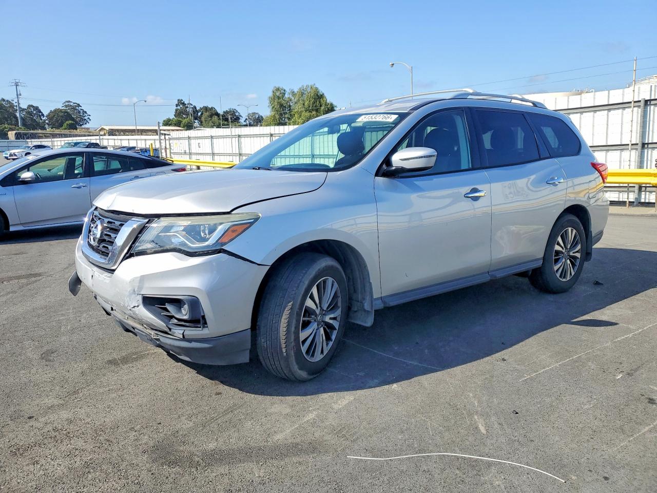Salvage Nissan Pathfinder Image