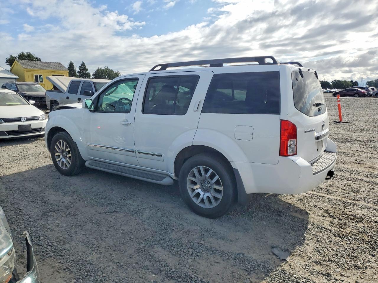 Nissan Pathfinder S Fe+
