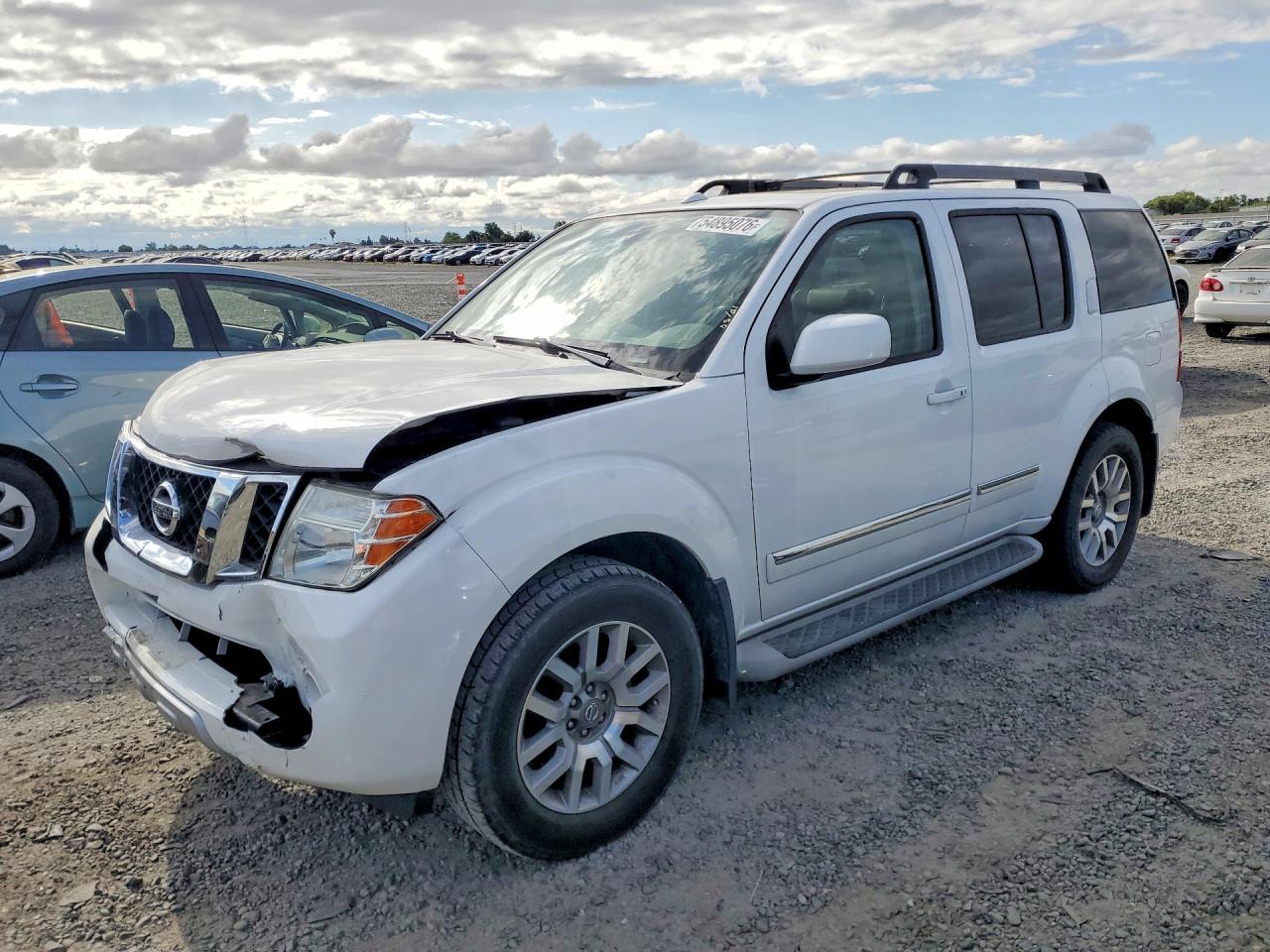 Salvage Nissan Pathfinder Image
