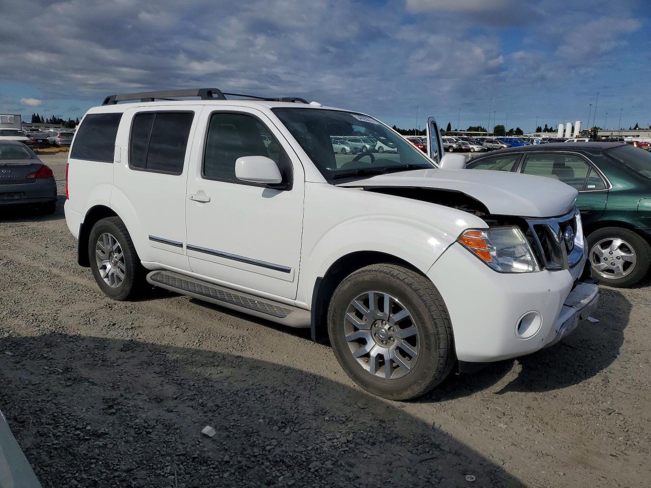 Nissan Pathfinder S Fe+