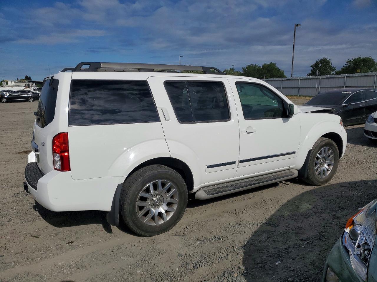 Nissan Pathfinder S Fe+