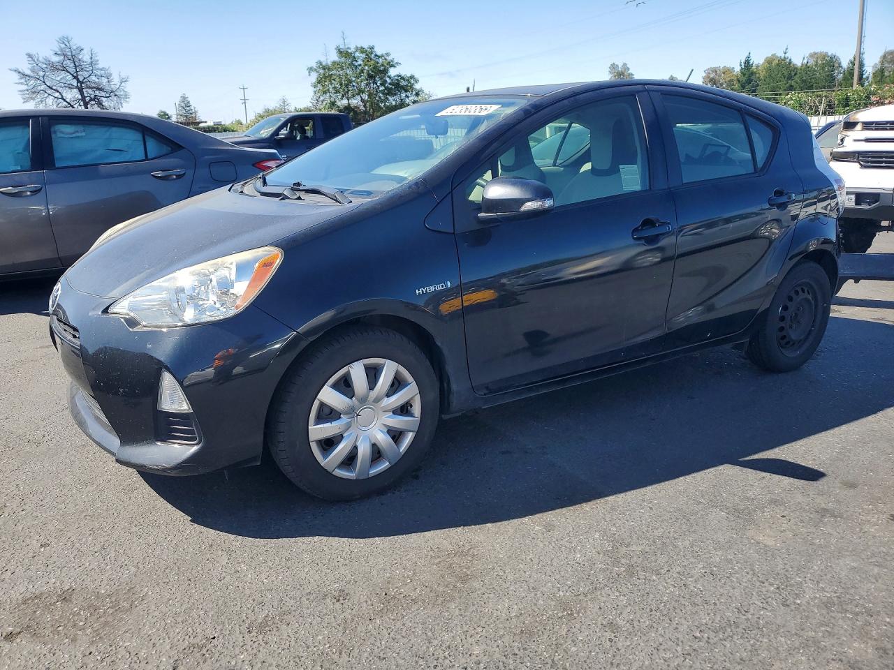 Salvage Toyota Prius c Image