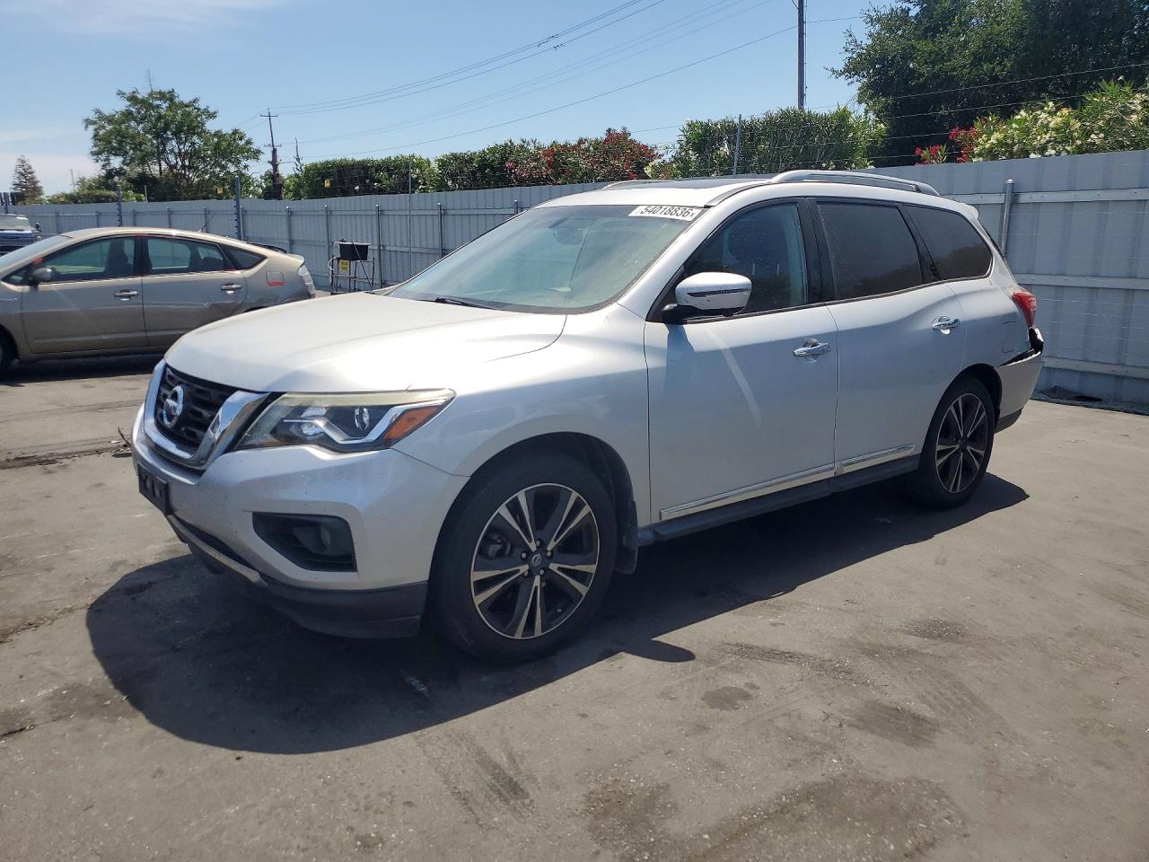 Salvage Nissan Pathfinder Image