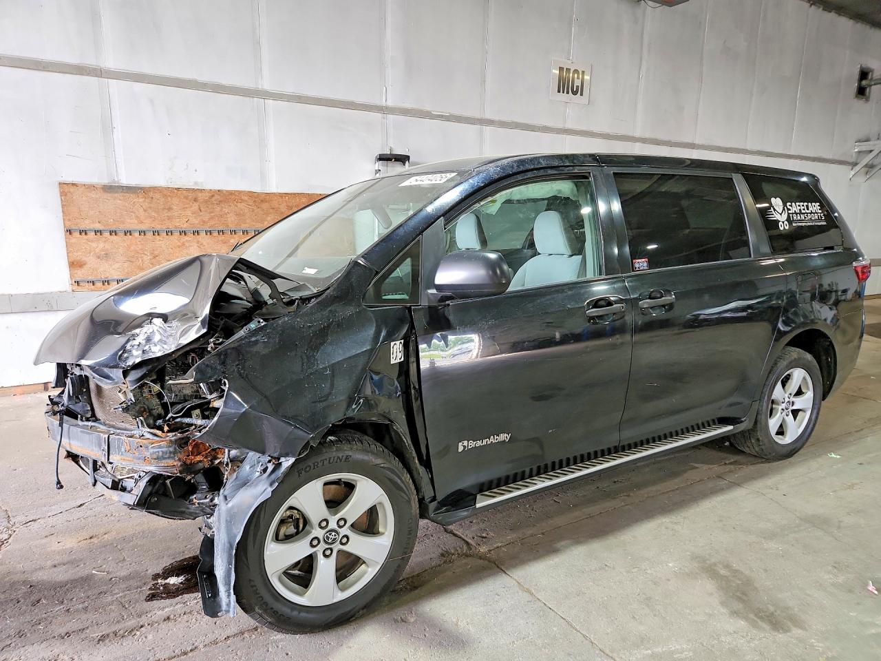 Salvage Toyota Sienna Image