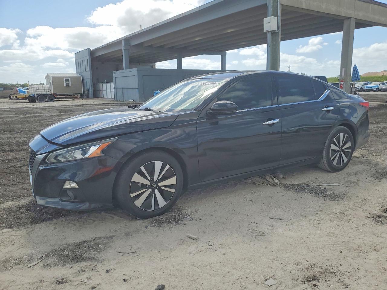 Salvage Nissan Altima Image