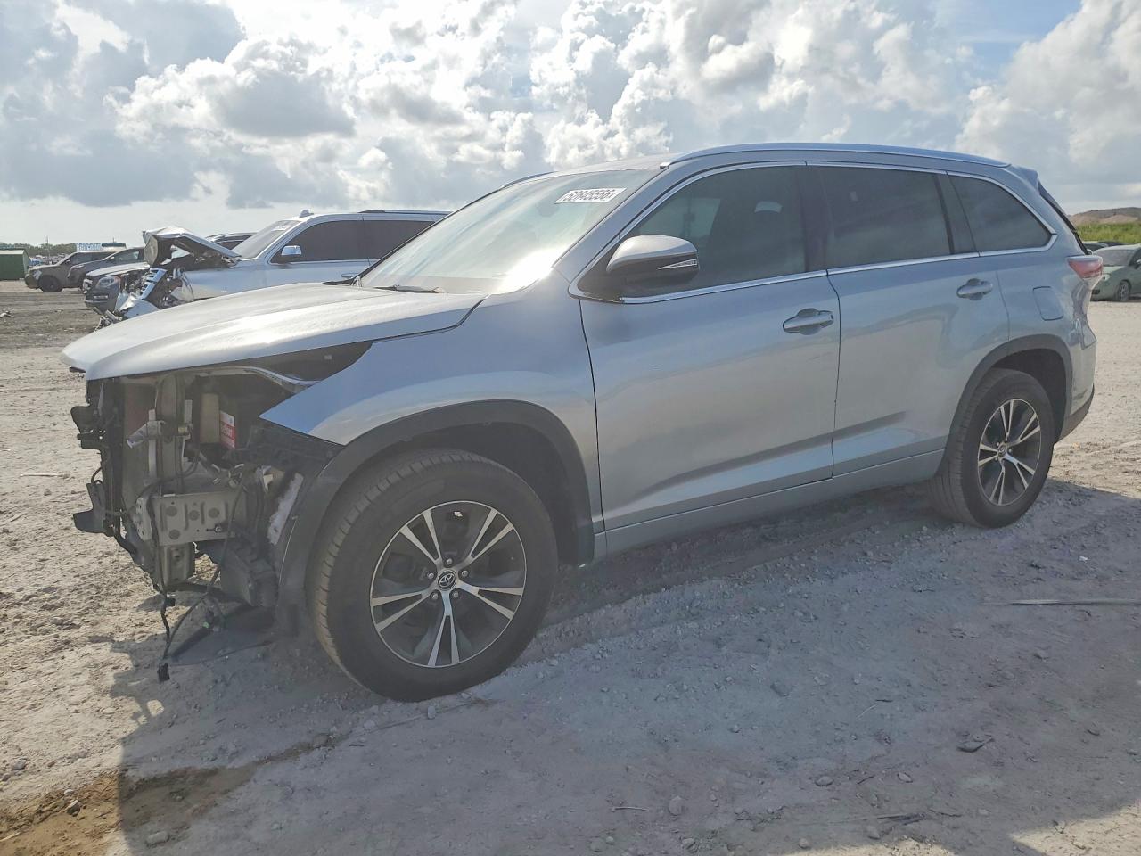 Salvage Toyota Highlander Image