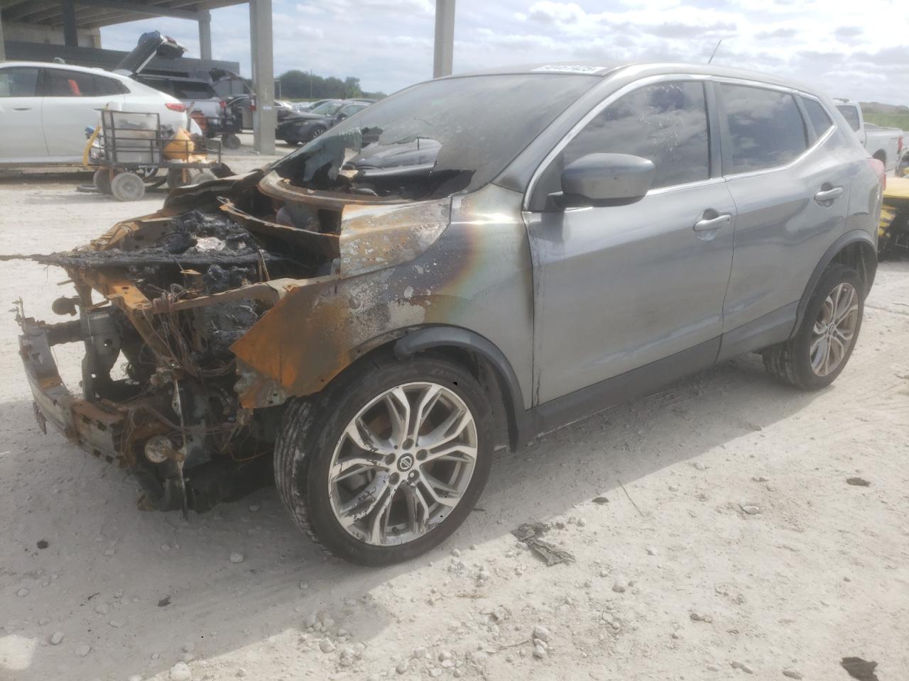 Salvage Nissan Rogue Image
