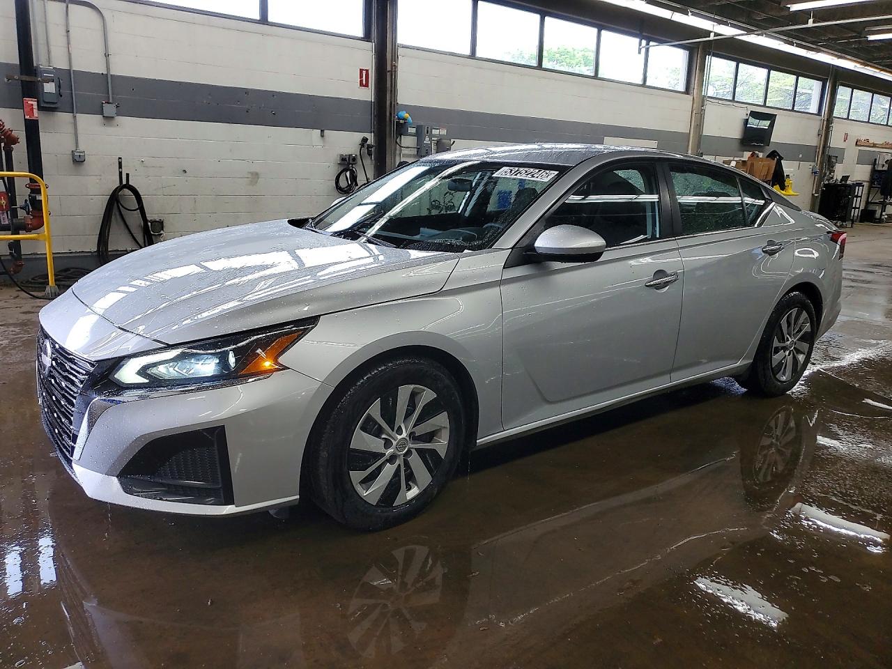 Salvage Nissan Altima Image