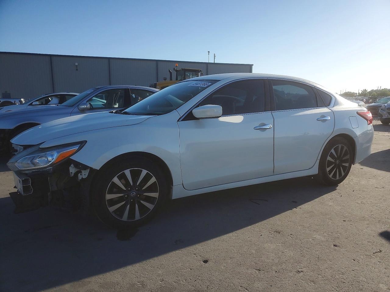 Salvage Nissan Altima Image