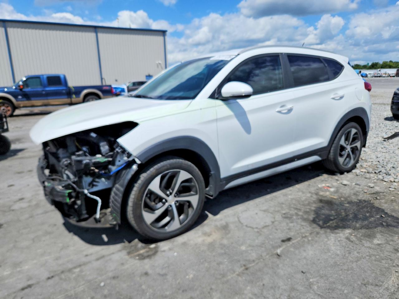 Salvage Hyundai TUCSON Image