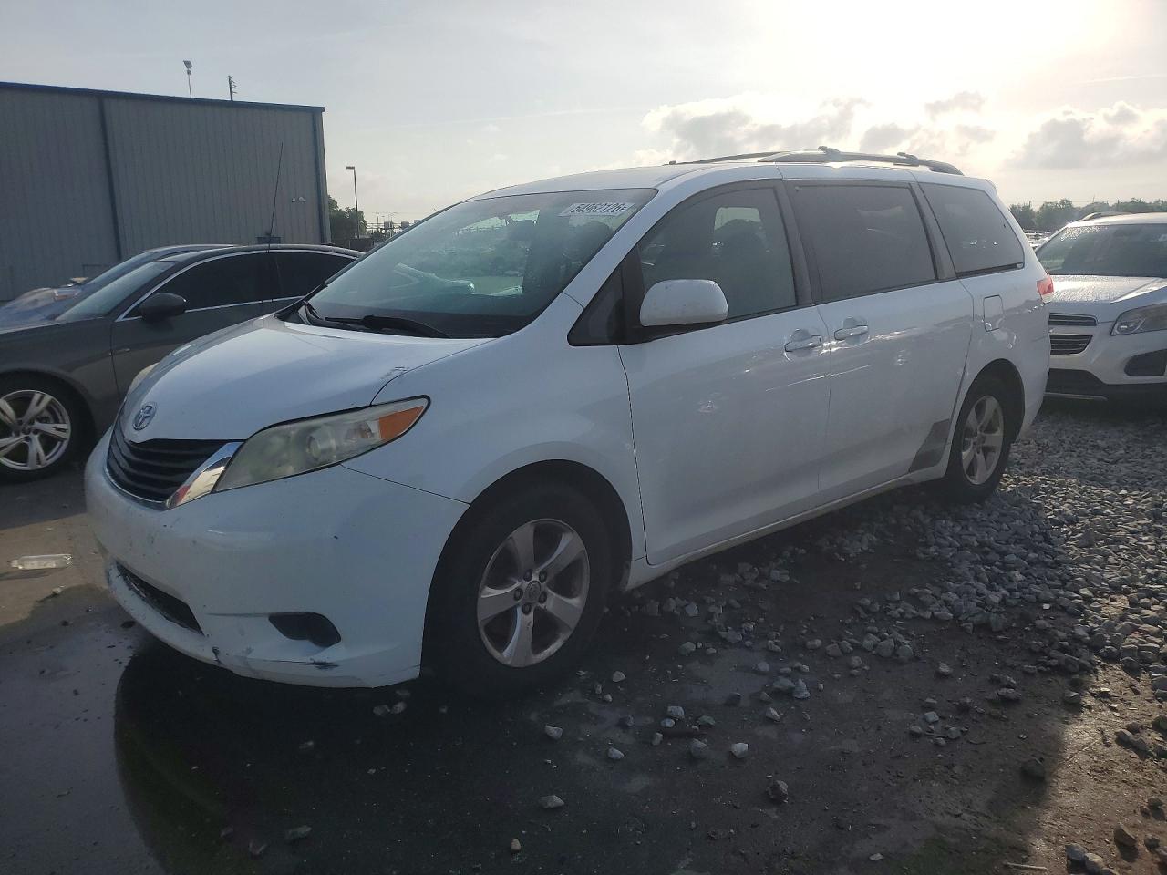 Salvage Toyota Sienna Image
