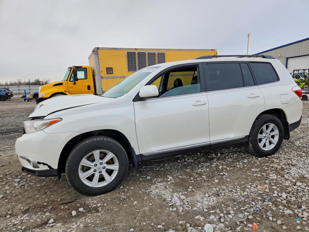 Salvage Toyota Highlander Image