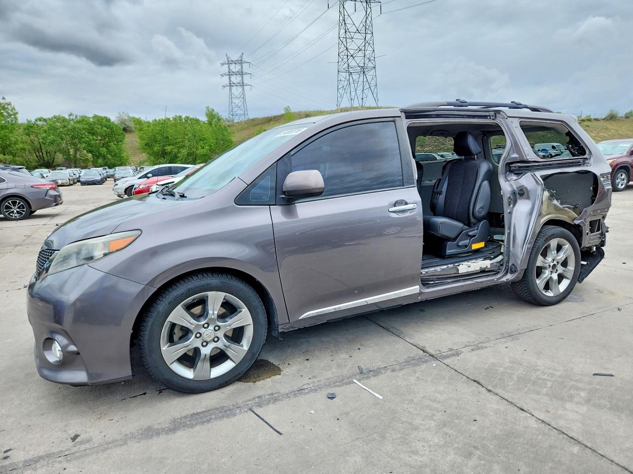 Salvage Toyota Sienna Image