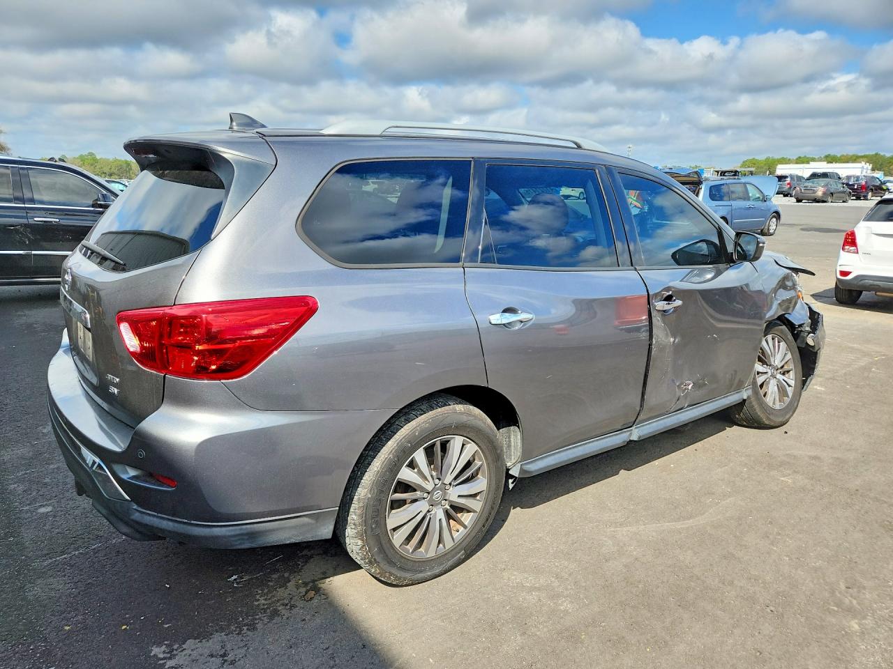 Nissan Pathfinder Sv