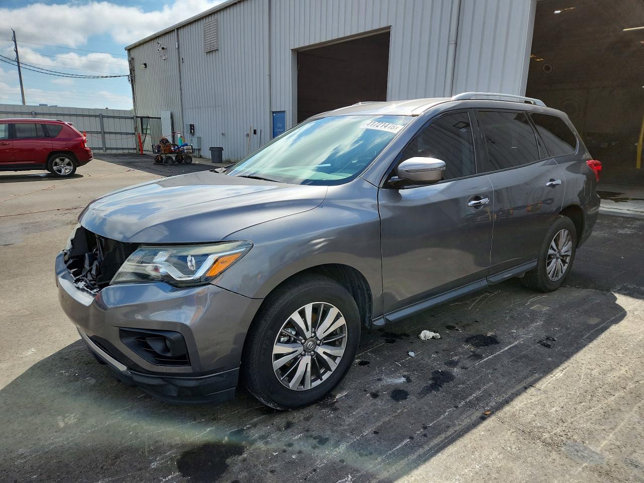 Salvage Nissan Pathfinder Image