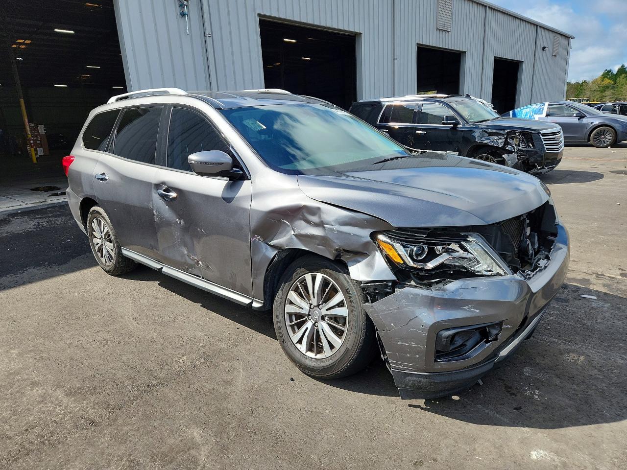 Nissan Pathfinder Sv