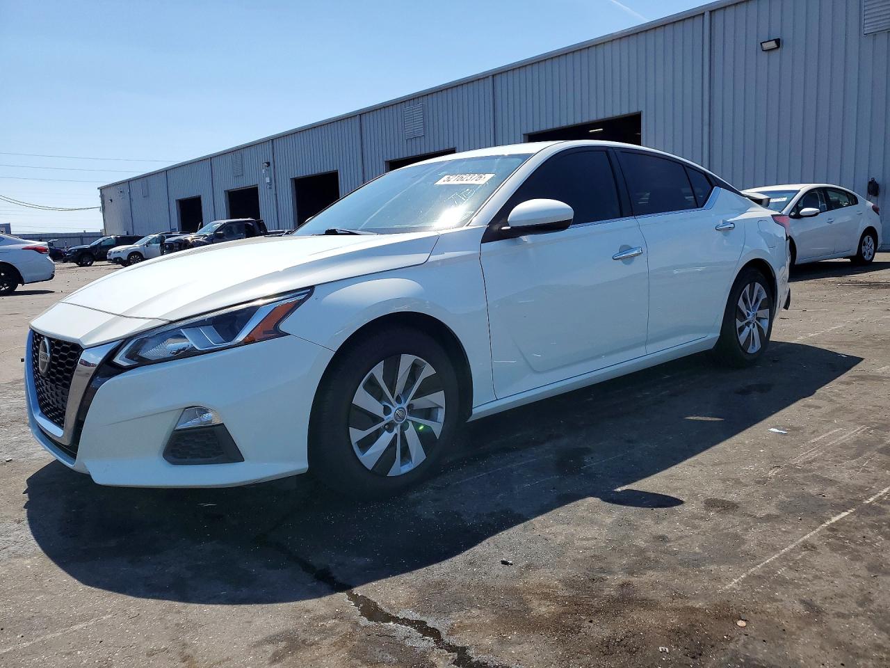 Salvage Nissan Altima Image