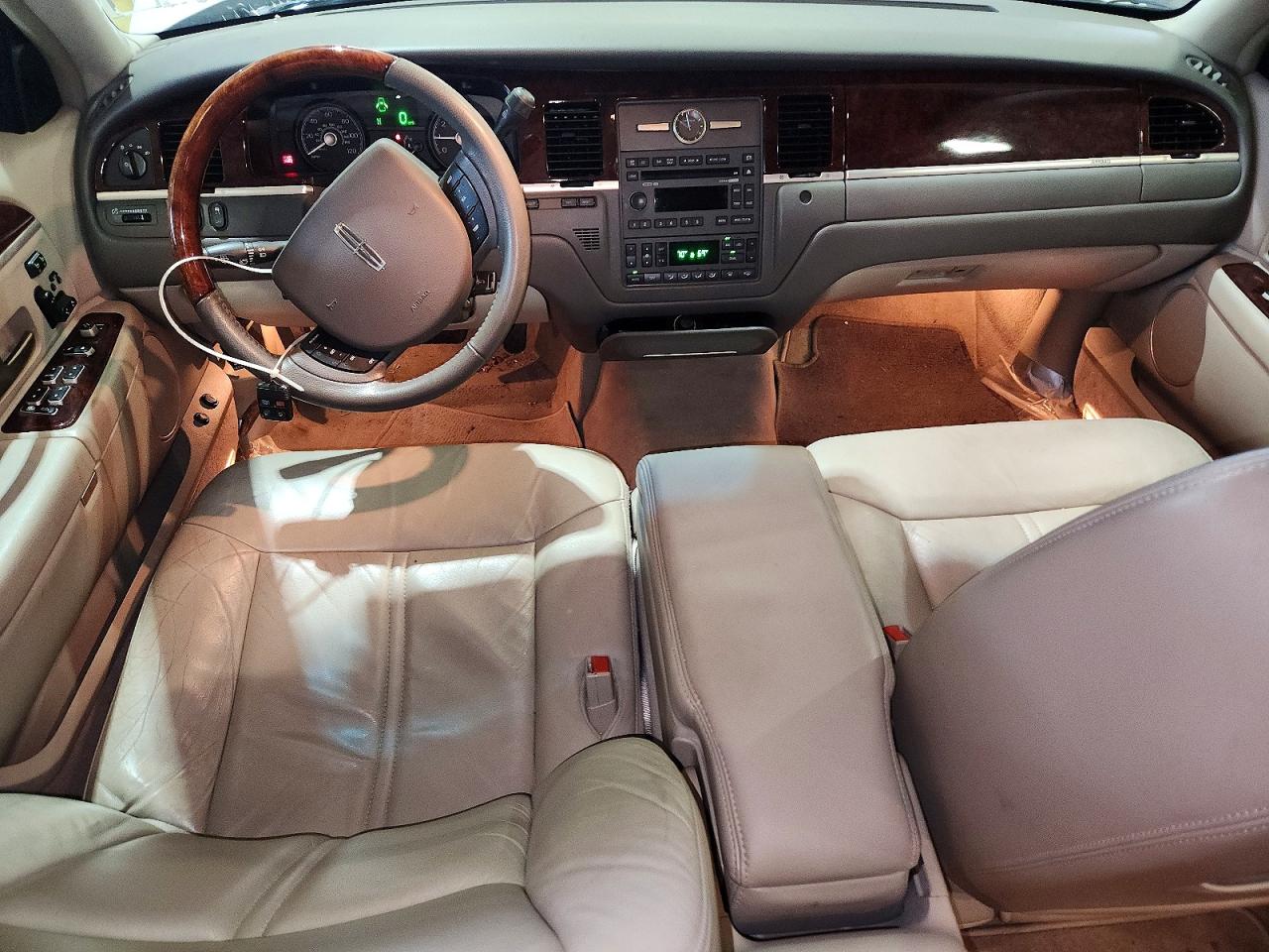 Lincoln Towncar Signature Limited