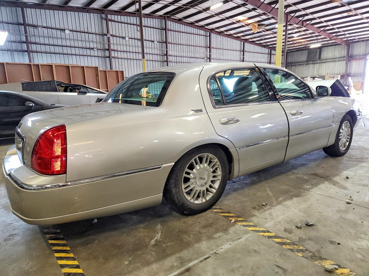 Lincoln Towncar Signature Limited