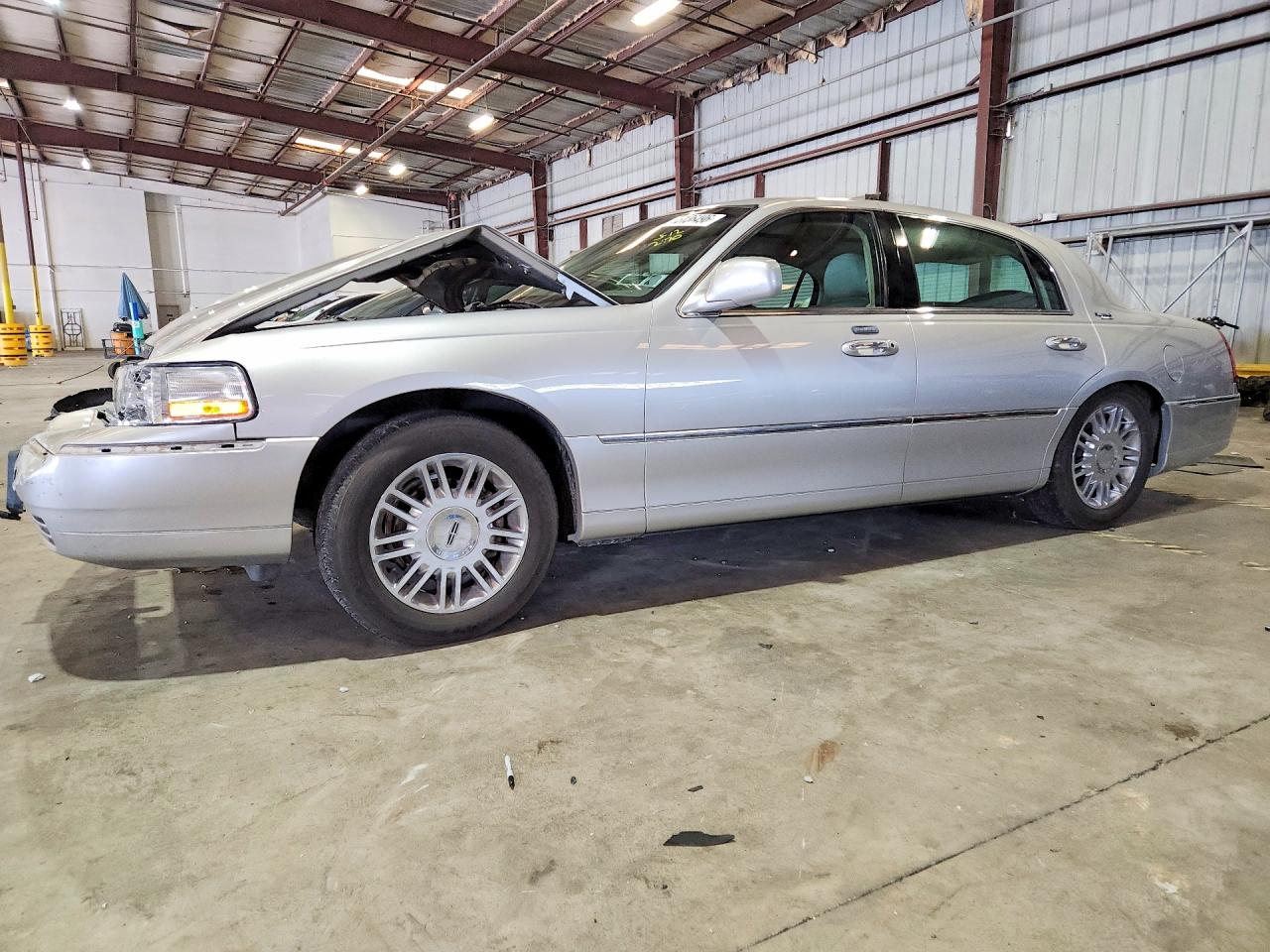 Salvage Lincoln Towncar Image