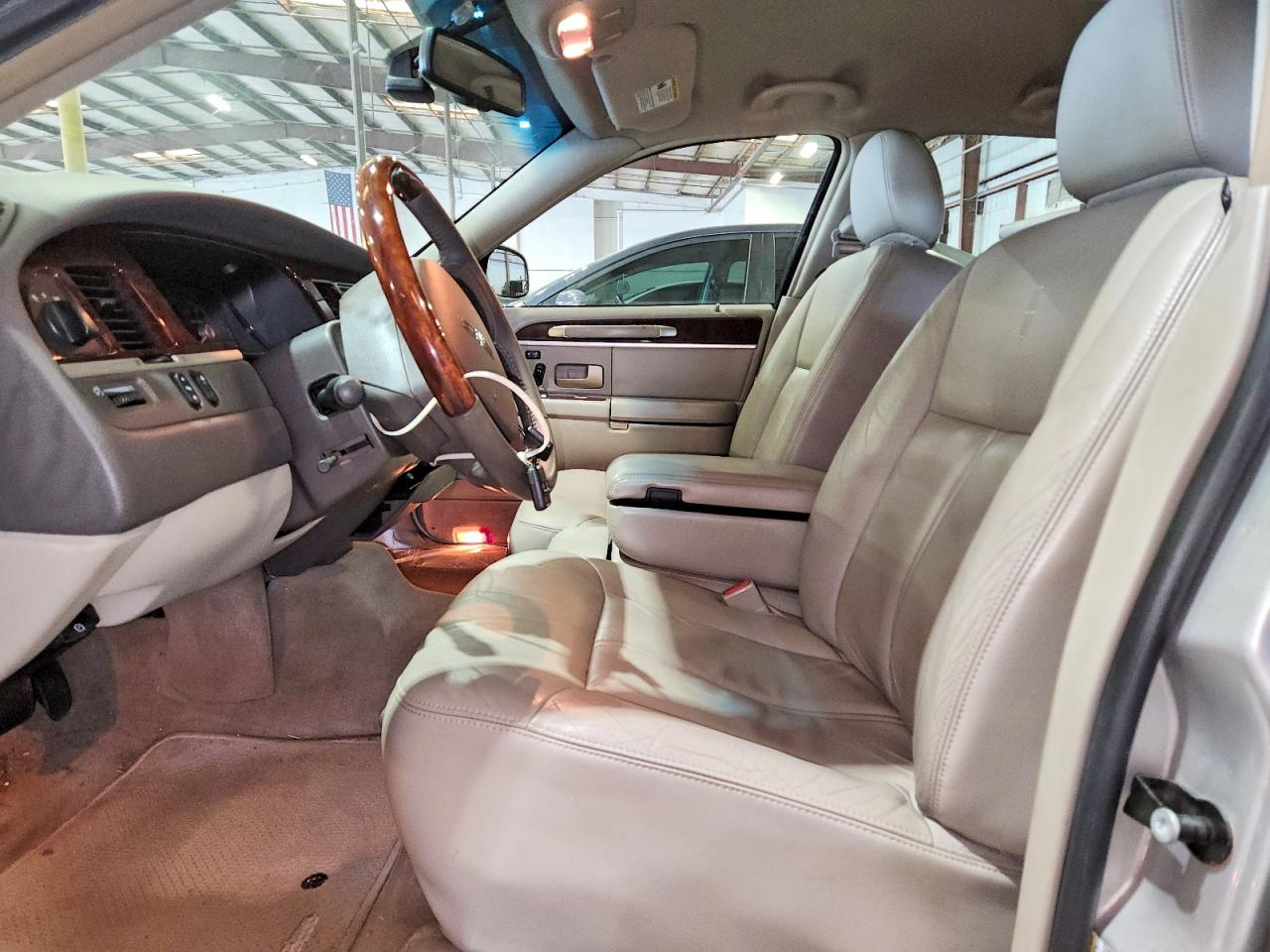 Lincoln Towncar Signature Limited