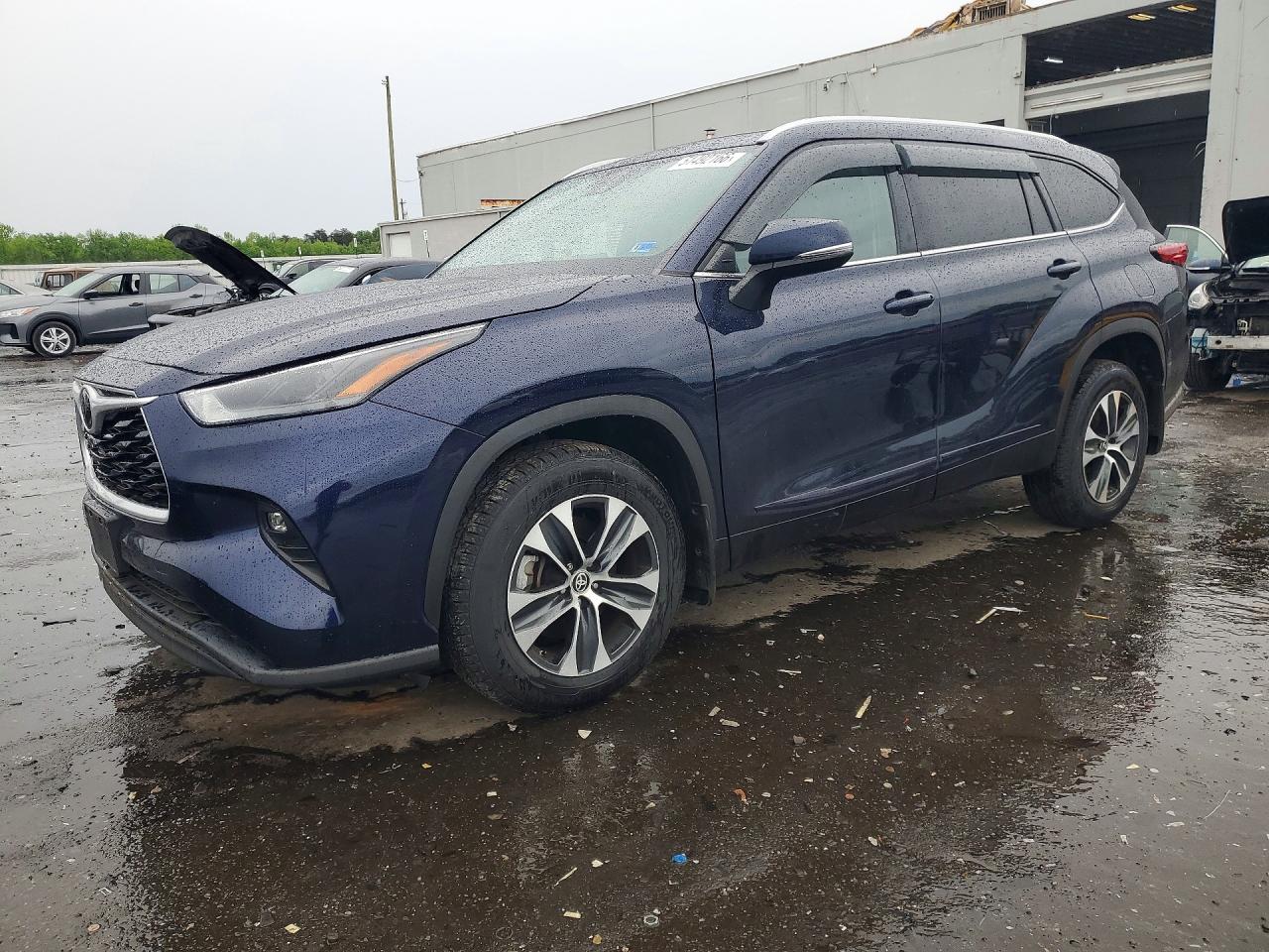 Salvage Toyota Highlander Image