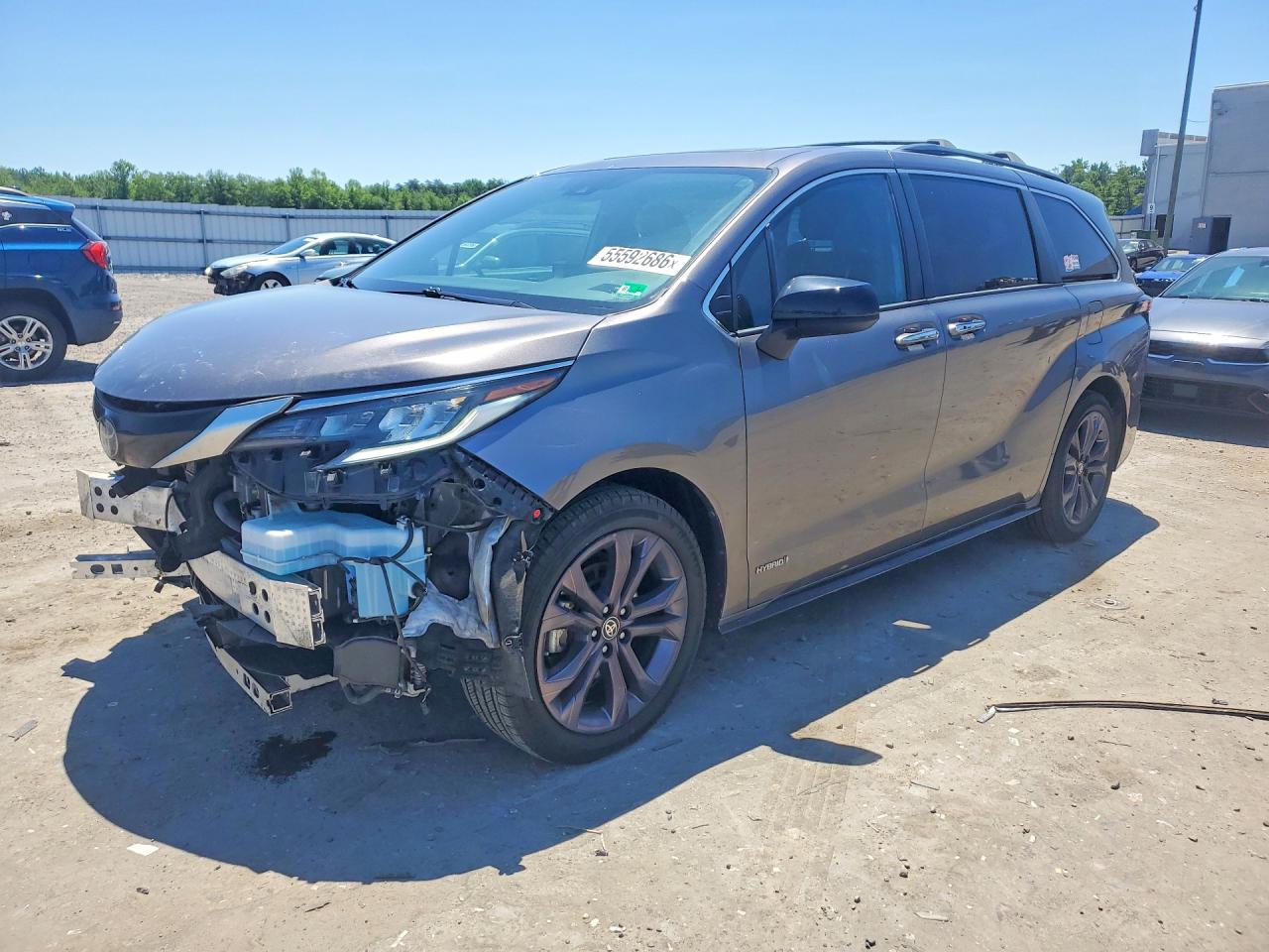 Salvage Toyota Sienna Image