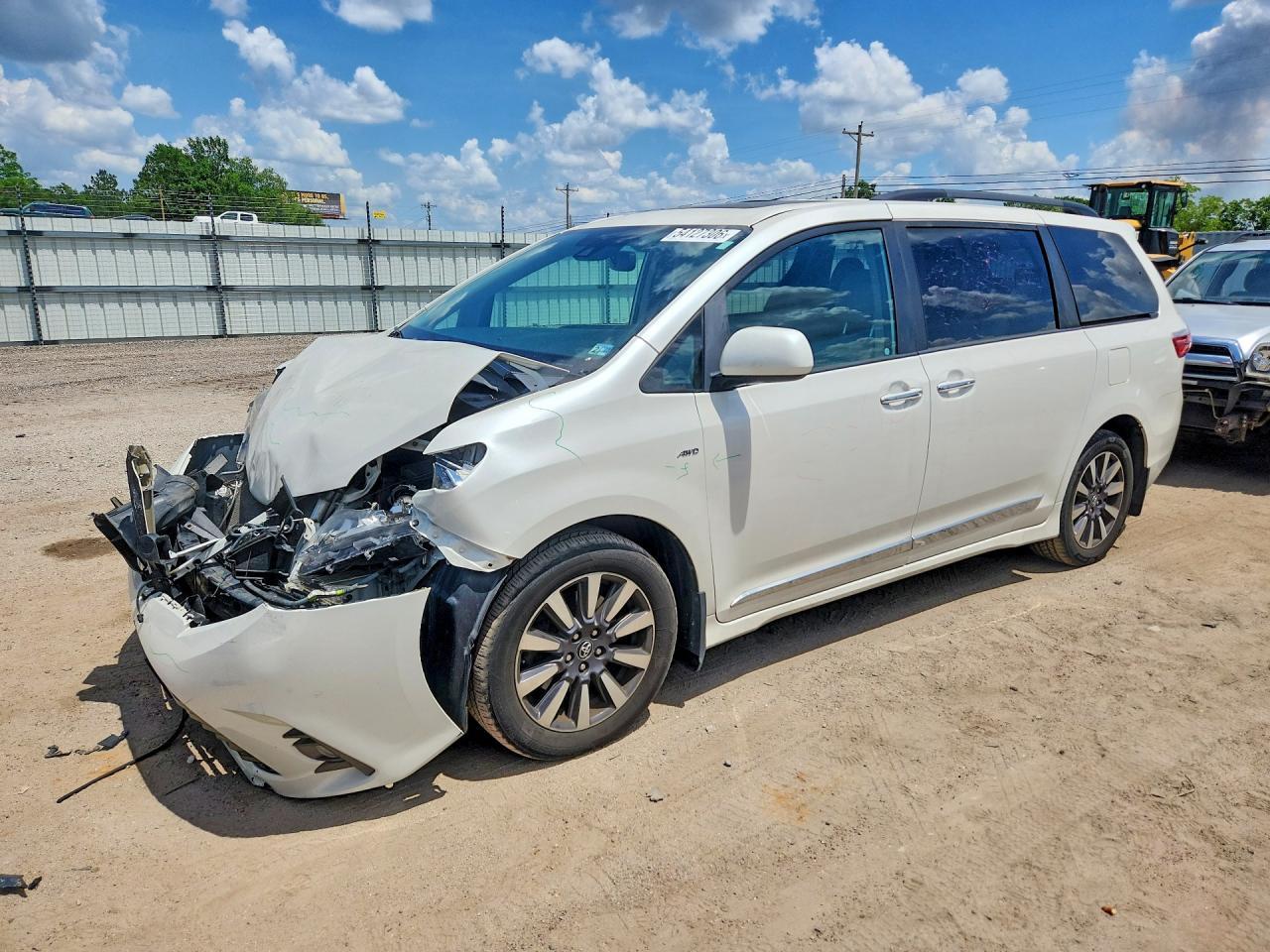 Salvage Toyota Sienna Image
