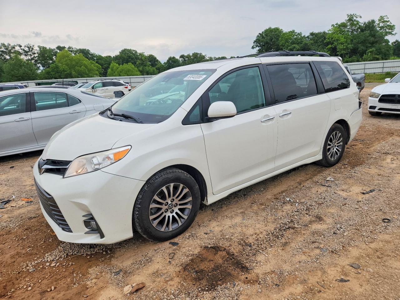 Salvage Toyota Sienna Image