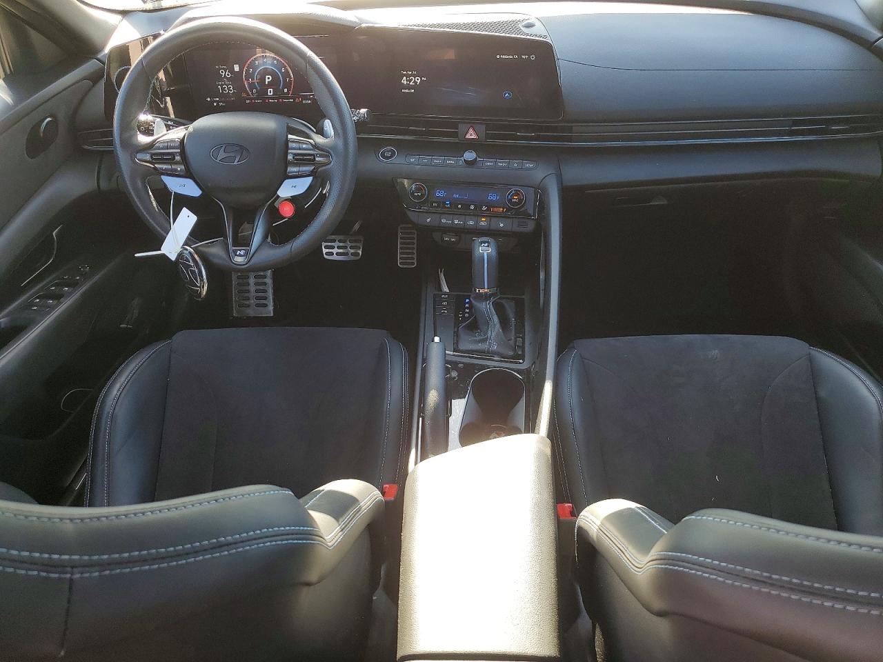 Hyundai ELANTRA Base