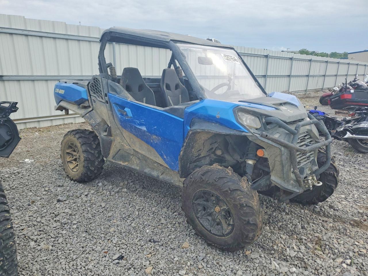 Salvage Can-Am Maverick Image