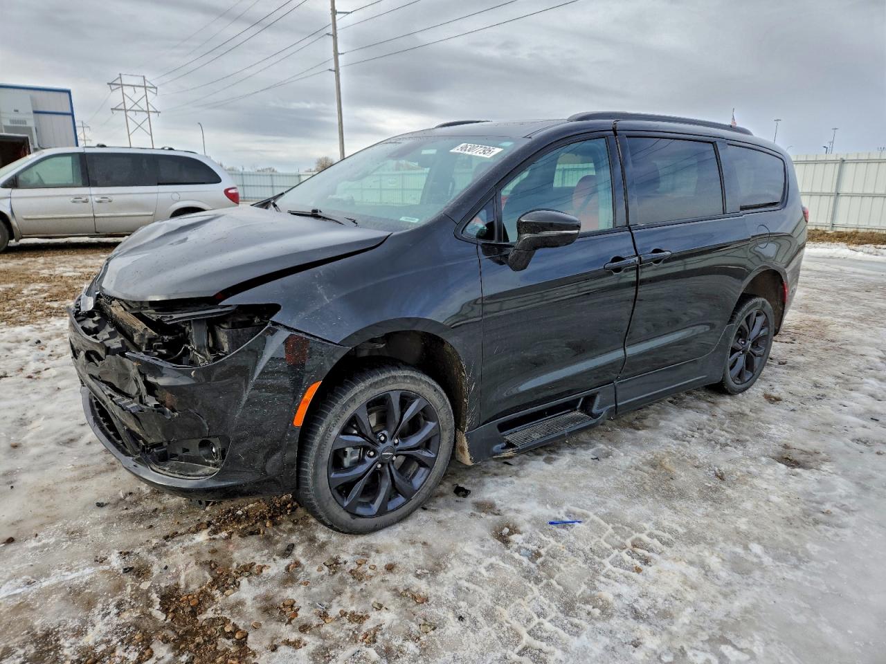 Salvage Chrysler Pacifica Image
