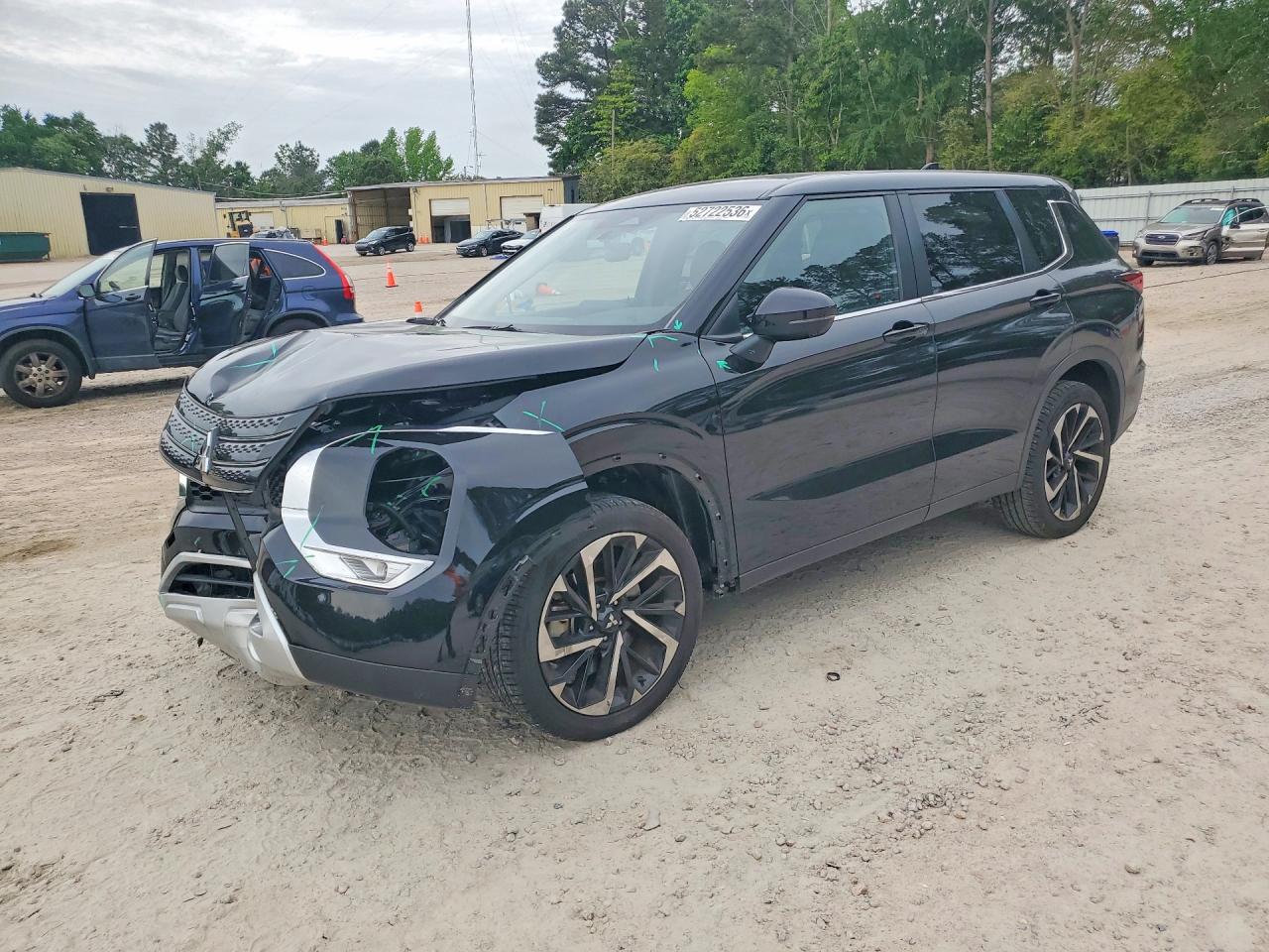 Salvage Mitsubishi Outlander Image