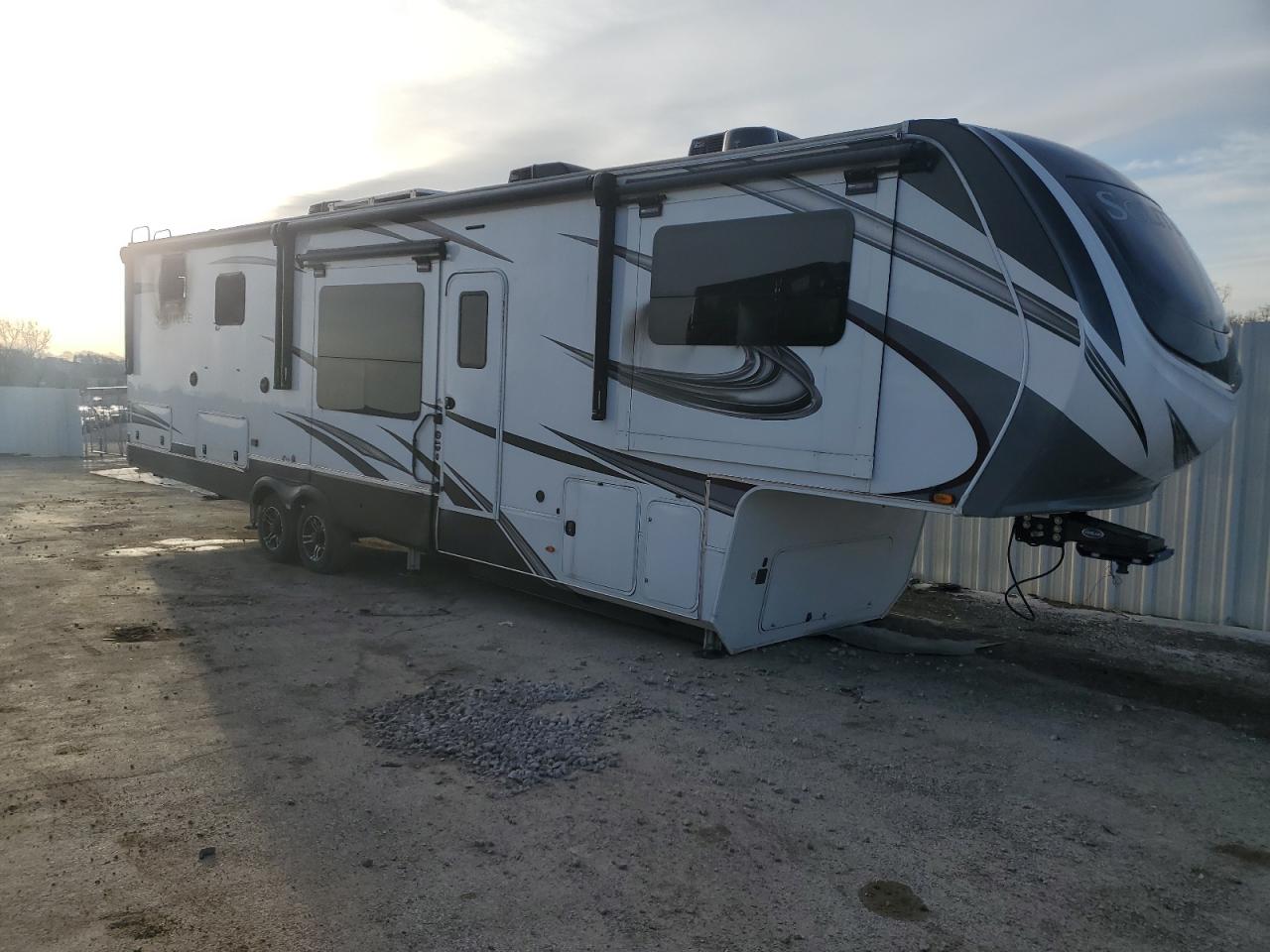 Salvage Grand Desi 5th Wheel Image