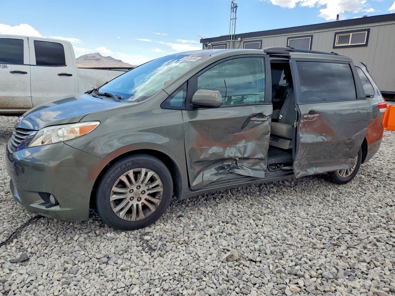 Salvage Toyota Sienna Image