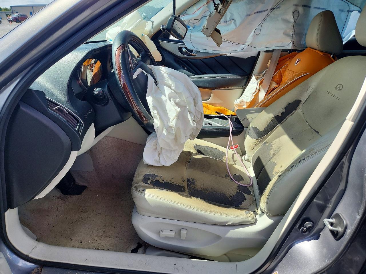 INFINITI Q50 Premium