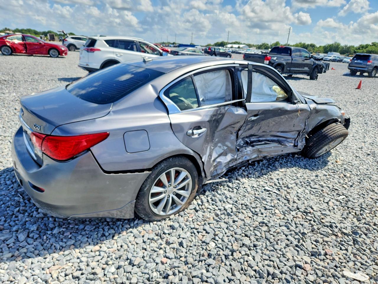 INFINITI Q50 Premium