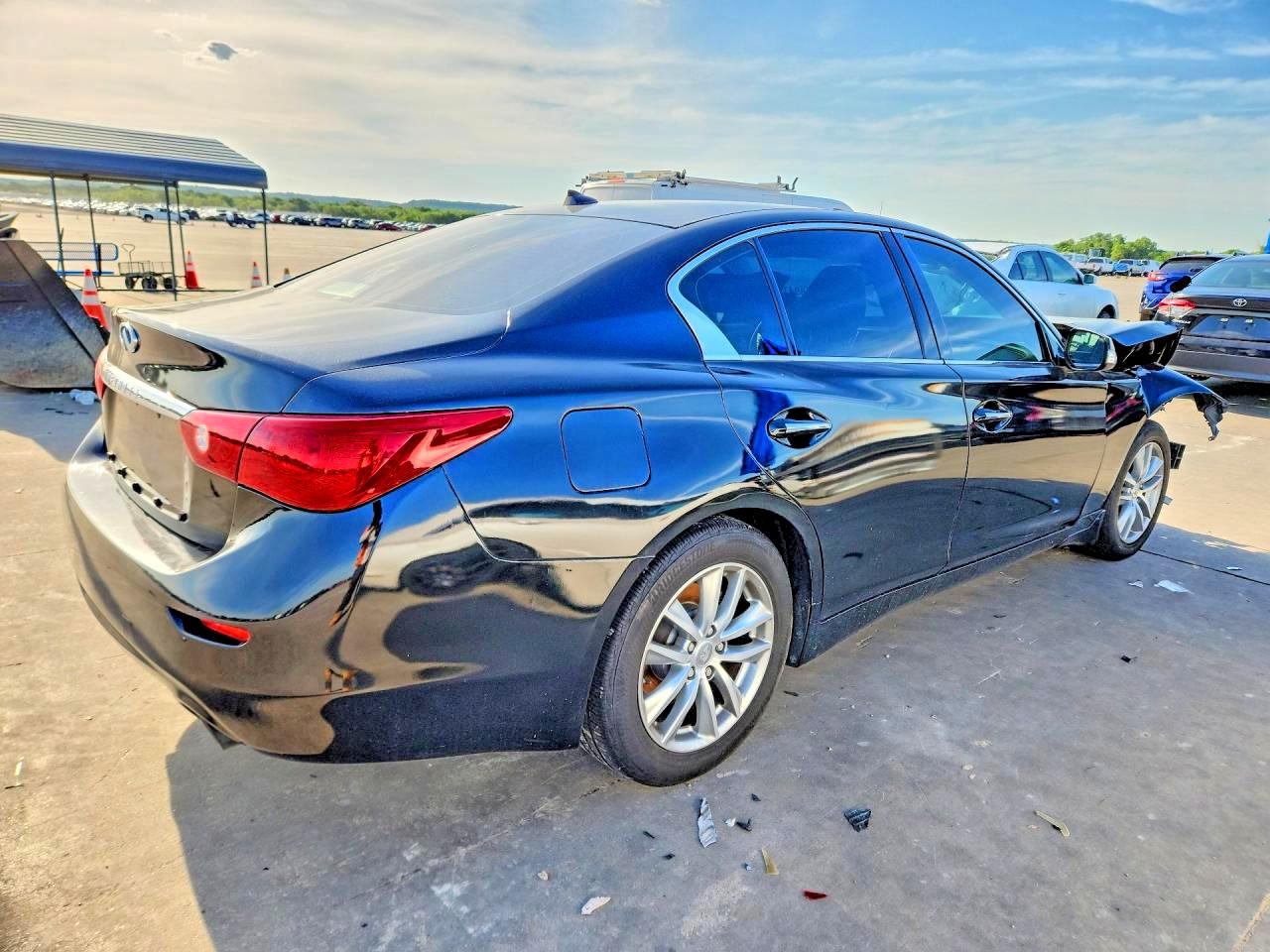 INFINITI Q50 Premium
