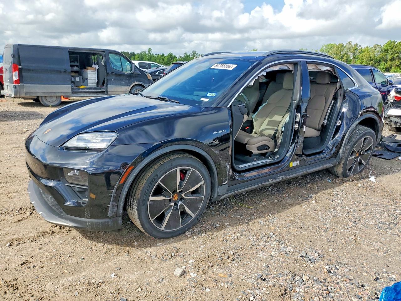 Salvage Porsche Macan Image