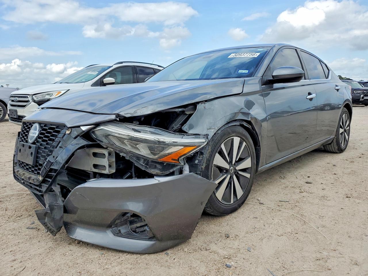Salvage Nissan Altima Image