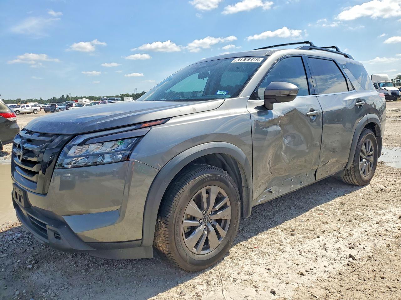 Salvage Nissan Pathfinder Image