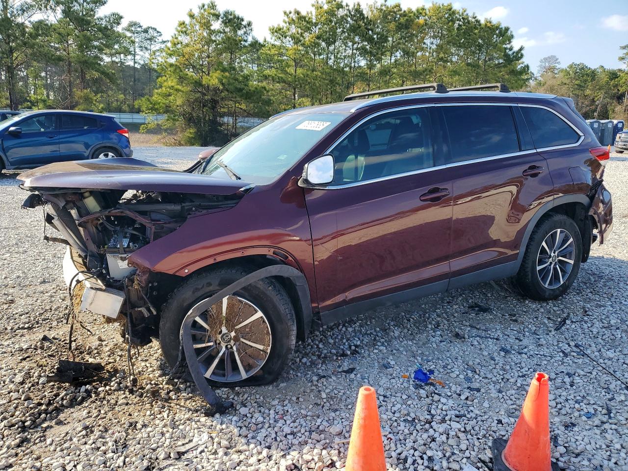 Salvage Toyota Highlander Image