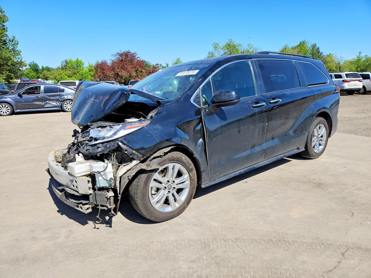Salvage Toyota Sienna Image
