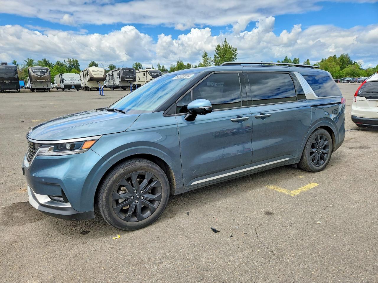 Salvage Kia Carnival Image