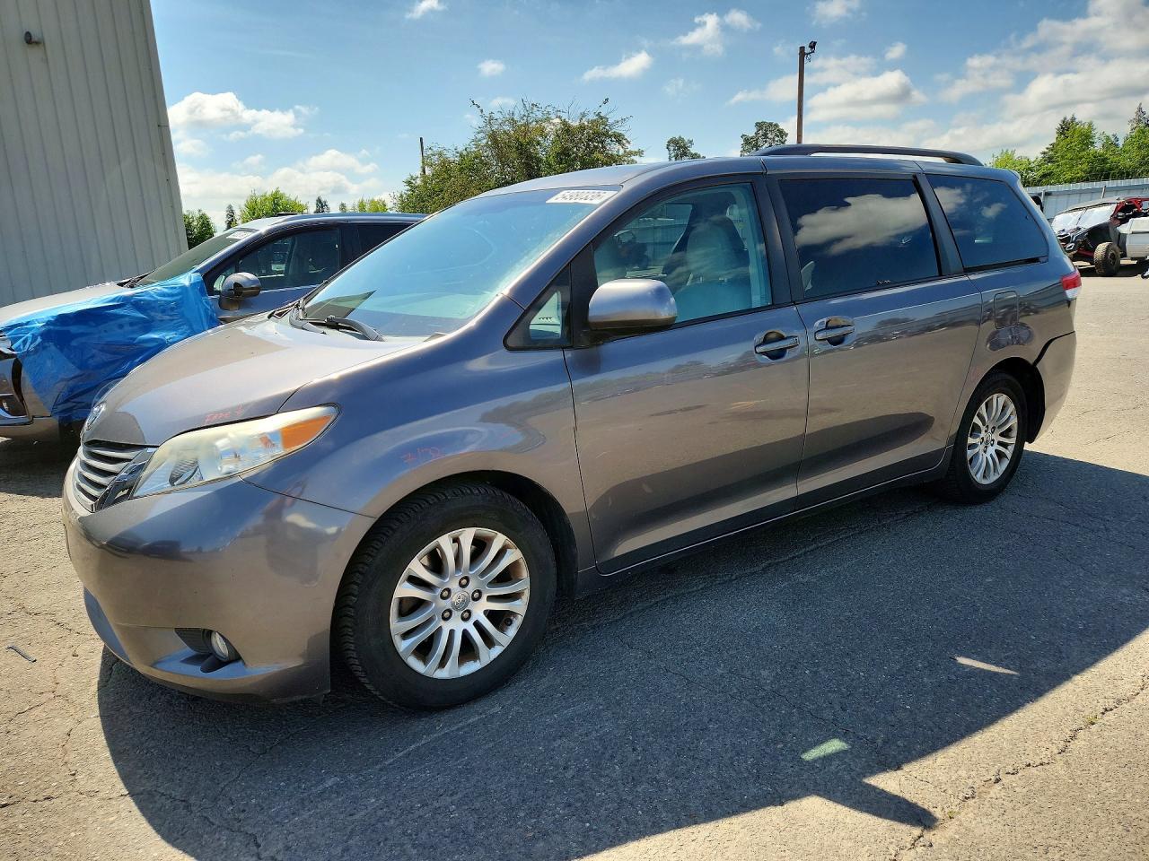 Salvage Toyota Sienna Image