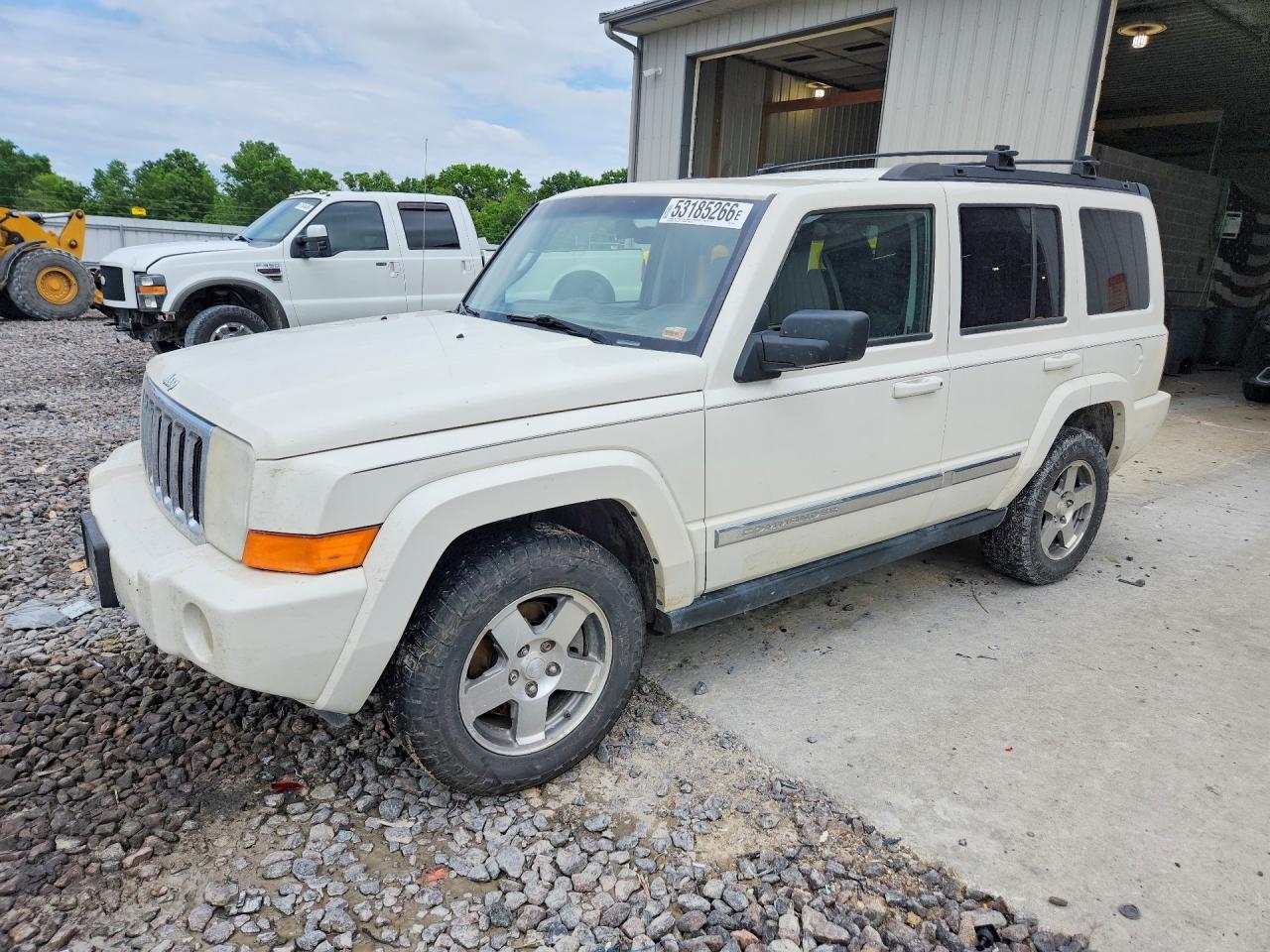 Salvage Jeep Commander Image
