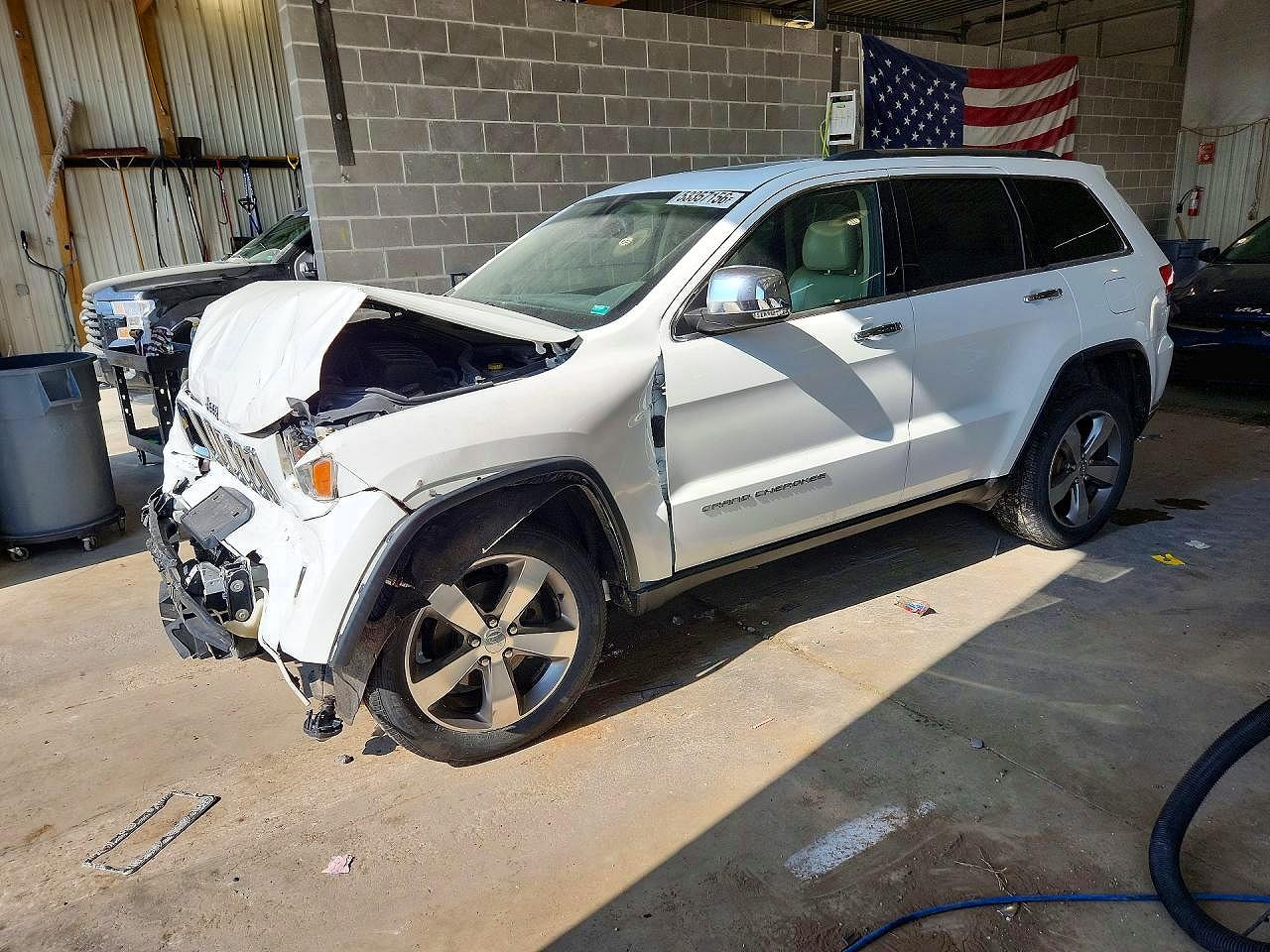 Salvage Jeep Grand Cherokee Image