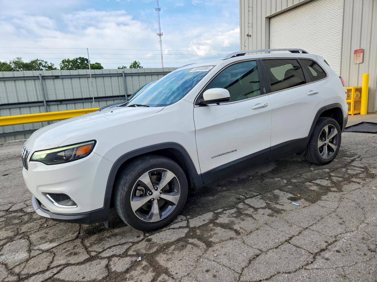 Salvage Jeep Cherokee Image