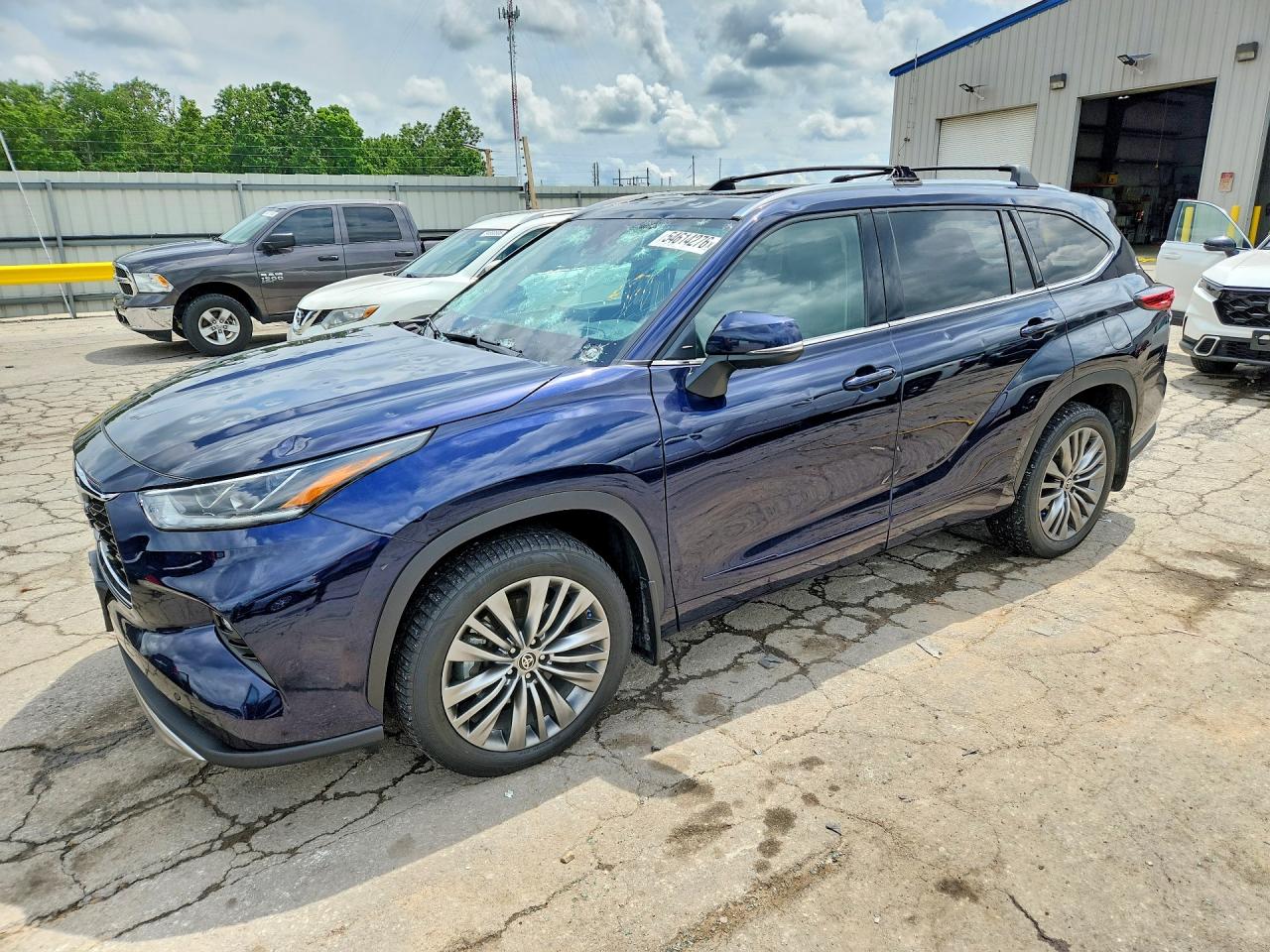 Salvage Toyota Highlander Image