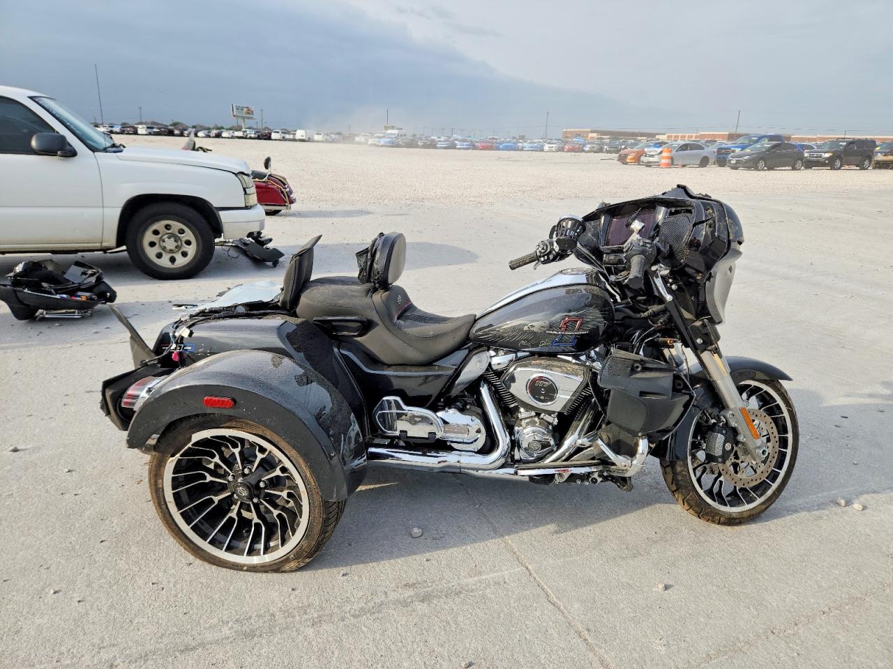 Salvage Harley-Davidson Flh Image